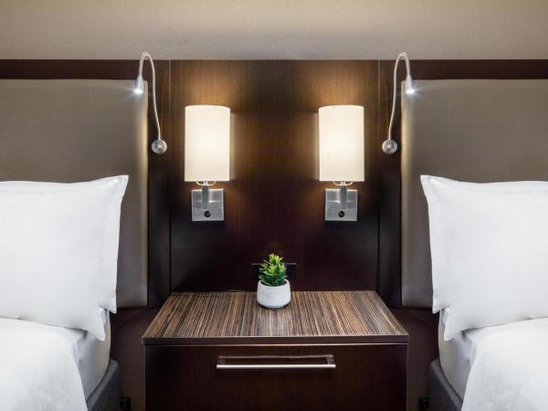Holiday Inn and Suites Phoenix Airport North, an IHG Hotel : photo 2 de la chambre chambre avec 2 lits queen-size - baignoire accessible aux personnes à mobilité réduite - non-fumeurs