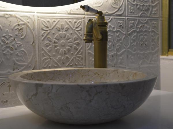 Eaux Spa : photo 7 de la chambre chambre lit queen-size avec baignoire spa