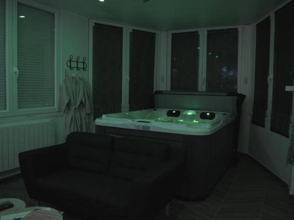 Eaux Spa : photo 7 de la chambre chambre lit queen-size avec baignoire spa