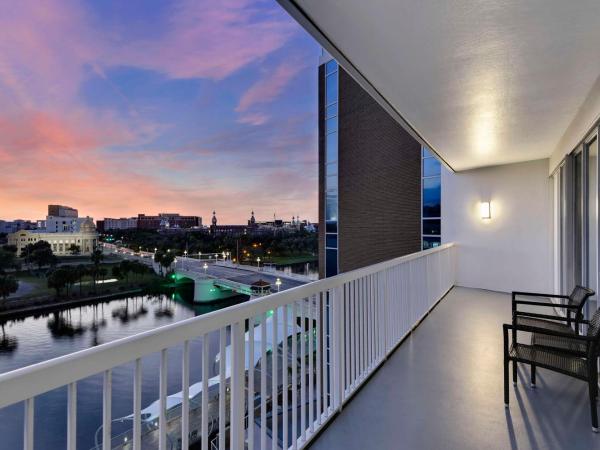 Hotel Tampa Riverwalk : photo 4 de la chambre double room with two double beds and river view - balcony