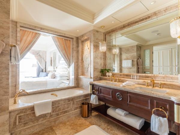 The Castle Hotel, a Luxury Collection Hotel, Dalian : photo 1 de la chambre grand ocean king room with balcony and ocean view