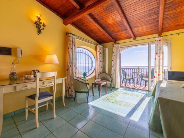 Mendolia Beach Hotel : photo 1 de la chambre chambre lit queen-size - vue sur mer