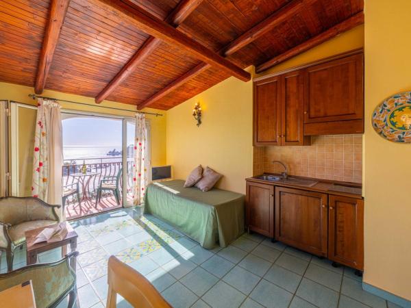 Mendolia Beach Hotel : photo 4 de la chambre chambre lit queen-size - vue sur mer