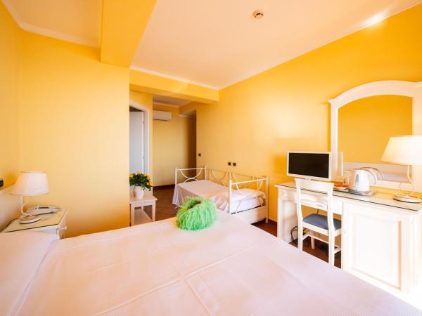 Mendolia Beach Hotel : photo 3 de la chambre chambre triple deluxe - vue sur mer