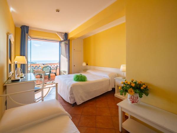 Mendolia Beach Hotel : photo 1 de la chambre chambre triple deluxe - vue sur mer