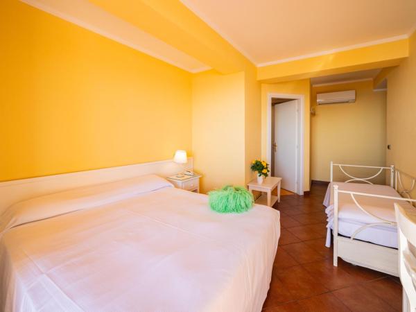 Mendolia Beach Hotel : photo 4 de la chambre chambre triple deluxe - vue sur mer