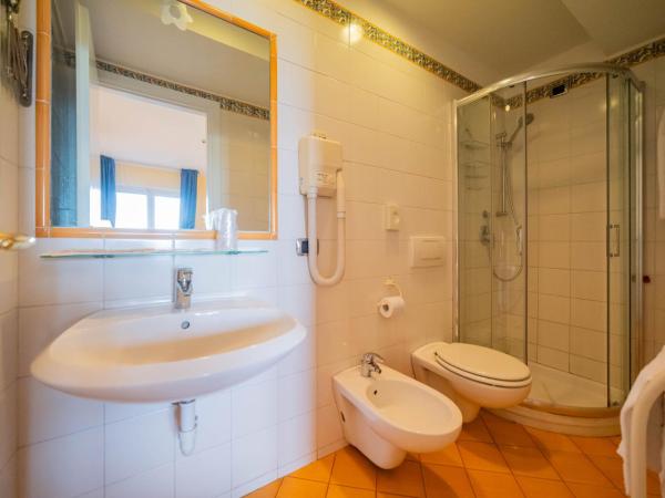 Mendolia Beach Hotel : photo 1 de la chambre chambre double deluxe avec balcon - vue sur mer