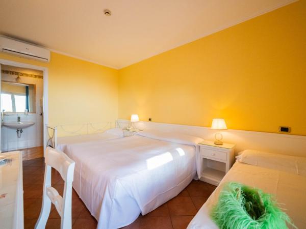 Mendolia Beach Hotel : photo 2 de la chambre chambre quadruple - vue sur mer