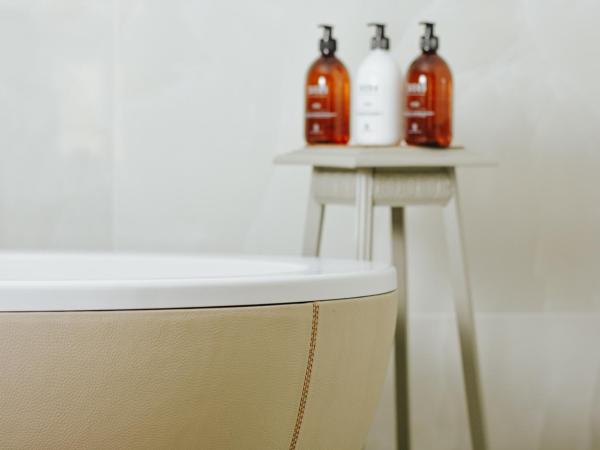 MAISON CISTUS - Maison d'hôtes de charme - Suites et gîte avec terrasses privées - Proche de Sarlat, au coeur de la Nature : photo 8 de la chambre chambre double ou lits jumeaux supérieure avec terrasse