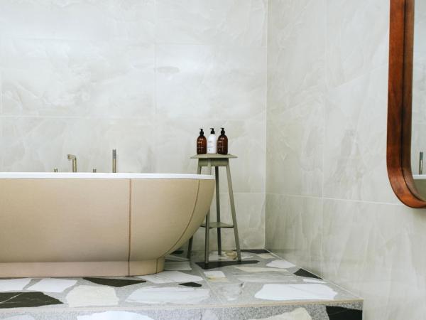 MAISON CISTUS - Maison d'hôtes de charme - Suites et gîte avec terrasses privées - Proche de Sarlat, au coeur de la Nature : photo 4 de la chambre chambre double ou lits jumeaux supérieure avec terrasse