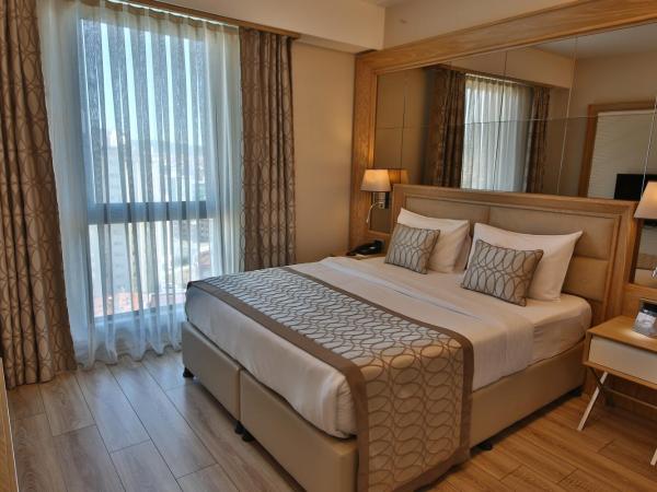 Bof Hotels Ceo Suites Atasehir : photo 4 de la chambre suite lit queen-size