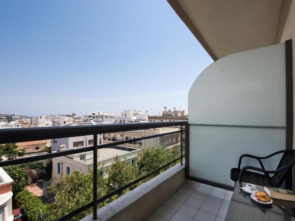 Angela Downtown Hotel : photo 4 de la chambre chambre lits jumeaux classique avec vue sur la ville