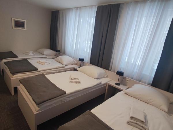 Jantar Economy : photo 6 de la chambre chambre quadruple avec salle de bains