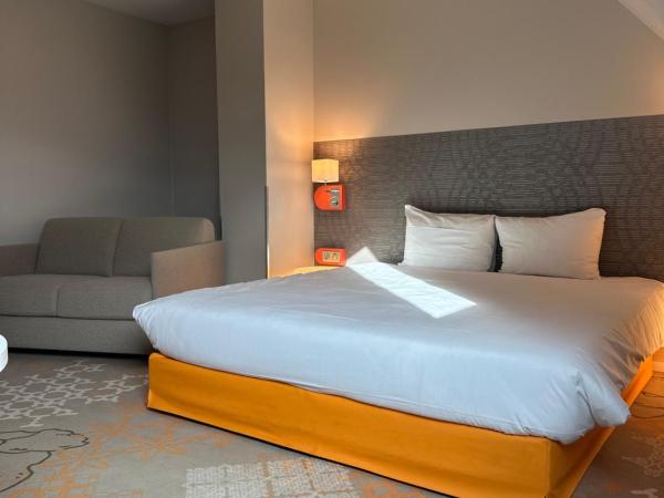 ibis Styles Tours Centre : photo 4 de la chambre chambre supérieure avec 1 lit double et canapé-lit double