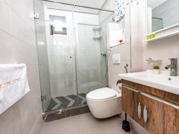 Maarif Elite Suites : photo 6 de la chambre suite avec balcon