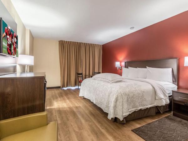 Red Roof Inn PLUS & Suites Houston - IAH Airport SW : photo 2 de la chambre chambre lit king-size premium pour personnes à mobilité réduite - non-fumeurs (literie surclassée et boîte de collation)