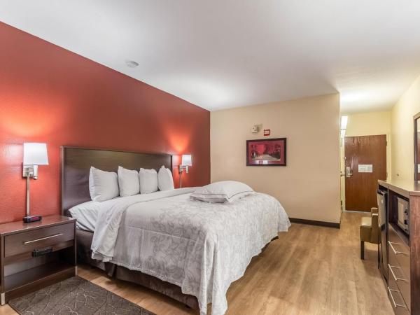Red Roof Inn PLUS & Suites Houston - IAH Airport SW : photo 1 de la chambre chambre lit king-size premium pour personnes à mobilité réduite - non-fumeurs (literie surclassée et boîte de collation)