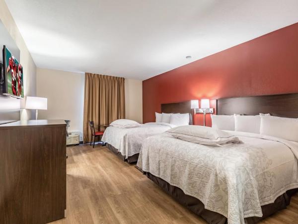 Red Roof Inn PLUS & Suites Houston - IAH Airport SW : photo 1 de la chambre premium room with two queen beds smoke free (upgraded bedding and snack box)