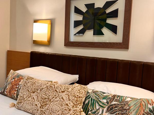 Santateresa : photo 2 de la chambre chambre double supérieure avec balcon - vue sur cour, cimetière marin et mer