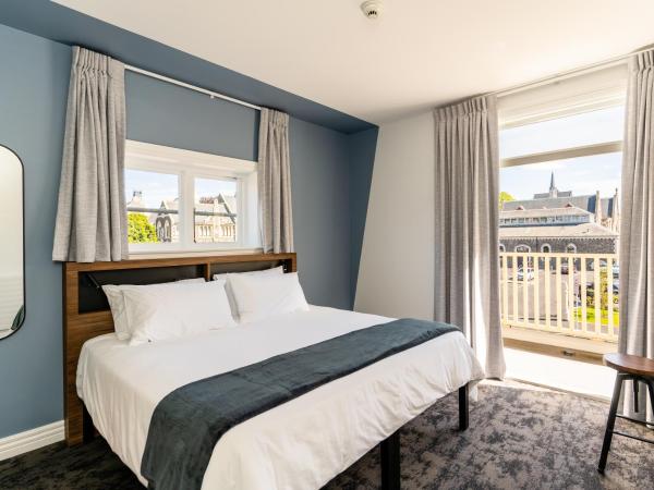 Haka House Christchurch : photo 1 de la chambre chambre lit king-size avec salle de bains privative