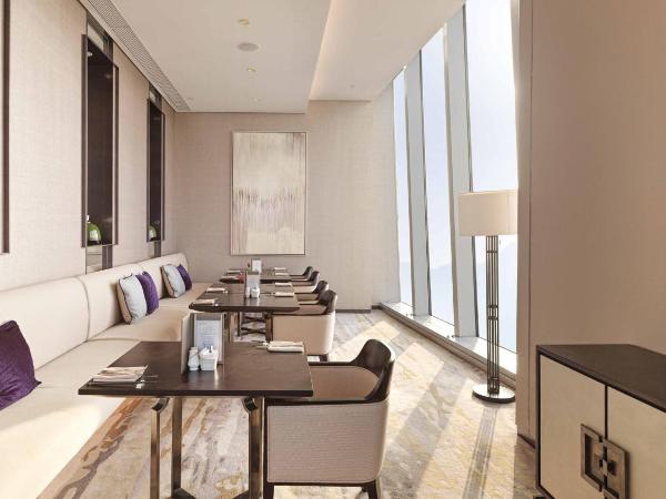 InterContinental Guangzhou Exhibition Center, an IHG Hotel - Free shuttle between hotel and Exhibition Center during Canton Fair & Exhibitor registration Counter : photo 7 de la chambre chambre classique surclassée