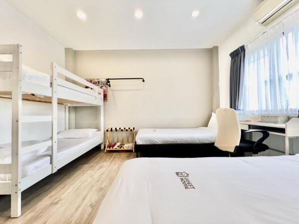 K2 Guesthouse : photo 1 de la chambre hébergement triple avec salle de bains privative