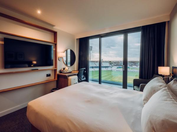 Hilton Garden Inn Manchester Emirates Old Trafford : photo 2 de la chambre chambre lit king-size avec vue sur le stade