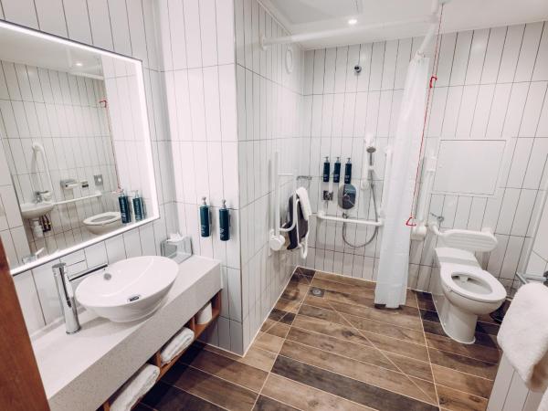 Hilton Garden Inn Manchester Emirates Old Trafford : photo 4 de la chambre chambre lit king-size pour personnes à mobilité réduite - vue sur stade