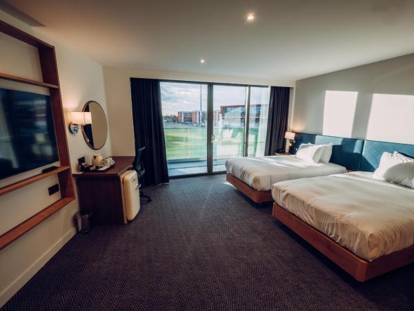 Hilton Garden Inn Manchester Emirates Old Trafford : photo 6 de la chambre deluxe twin room with balcony and pitch view