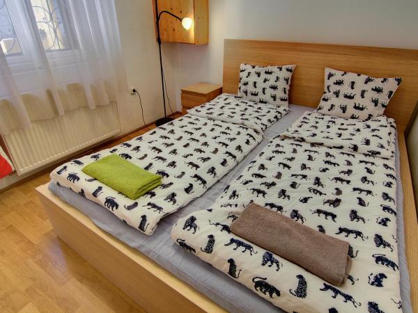 Pal's Hostel and Apartments : photo 5 de la chambre  chambre double avec salle de bains privative