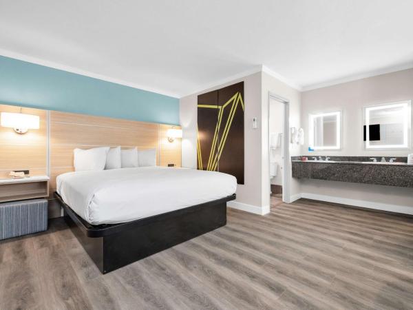 SureStay by Best Western San Francisco Marina District : photo 2 de la chambre king suite with sofa bed and walk-in shower - fireplace