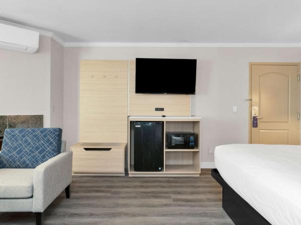 SureStay by Best Western San Francisco Marina District : photo 3 de la chambre king suite with sofa bed and walk-in shower - fireplace