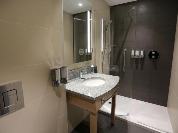 Hampton By Hilton Gdansk Old Town : photo 4 de la chambre chambre familiale avec 2 lits queen-size - vue sur ville