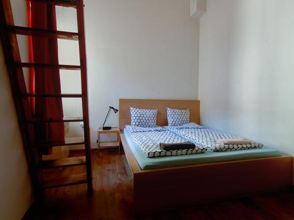 Pal's Hostel and Apartments : photo 4 de la chambre chambre double avec salle de bains commune
