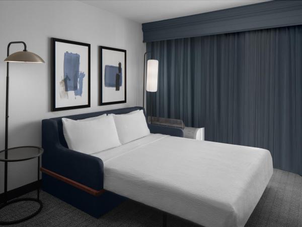 Courtyard by Marriott Phoenix West/Avondale : photo 2 de la chambre chambre lit king-size avec canapé-lit