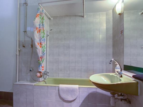 Pal's Hostel and Apartments : photo 1 de la chambre chambre double avec salle de bains commune