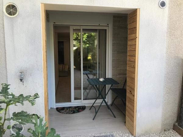 Studio neuf de 24m² : photo 3 de la chambre chambre double - vue sur jardin