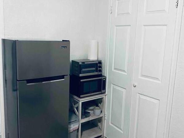 Holistic Gem w/1Gig Wi-Fi & free parking : photo 5 de la chambre chambre double avec salle de bains privative