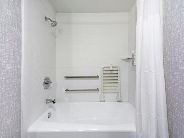 Hampton Inn Los Angeles Airport : photo 2 de la chambre chambre lit king-size avec baignoire - adaptée aux personnes à mobilité réduite