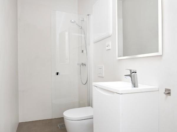 Central Guest House - Bedroom with en suite Bathroom : photo 1 de la chambre chambre double avec salle de bains privative