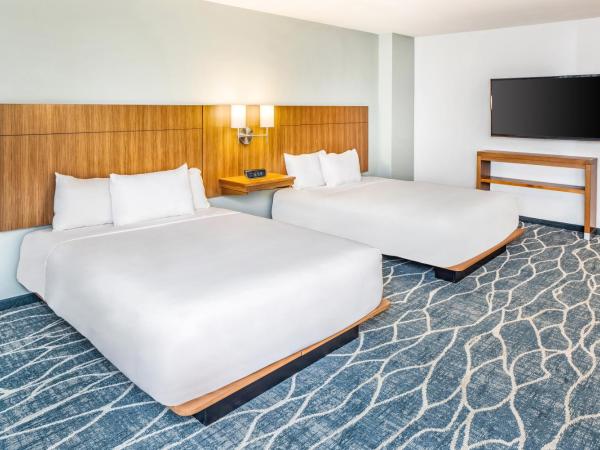 Hyatt Place Waikiki Beach : photo 6 de la chambre queen room with two queen beds with sofa bed, city view and roll-in shower - disability access