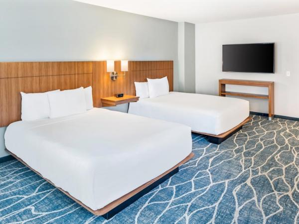 Hyatt Place Waikiki Beach : photo 5 de la chambre queen room with two queen beds with sofa bed, city view and tub - disability access