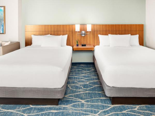 Hyatt Place Waikiki Beach : photo 9 de la chambre specialty queen room with two queen beds with sofa bed and ocean view