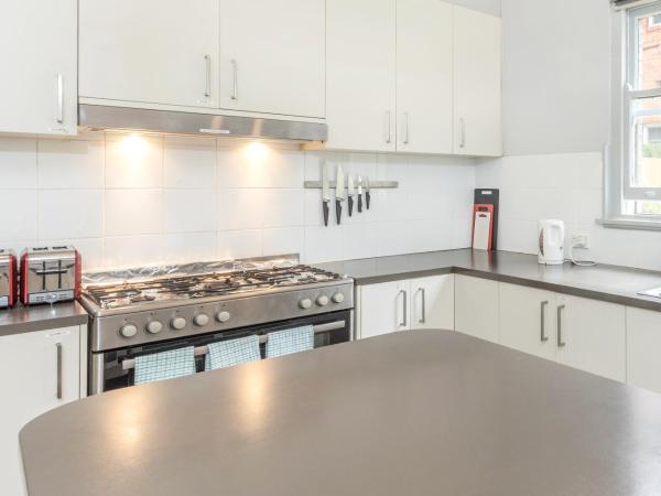 Dalziel Lodge : photo 4 de la chambre chambre lit queen-size avec salle de bains commune