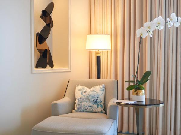 Waldorf Astoria Beverly Hills : photo 1 de la chambre chambre lit king-size deluxe avec terrasse et vue