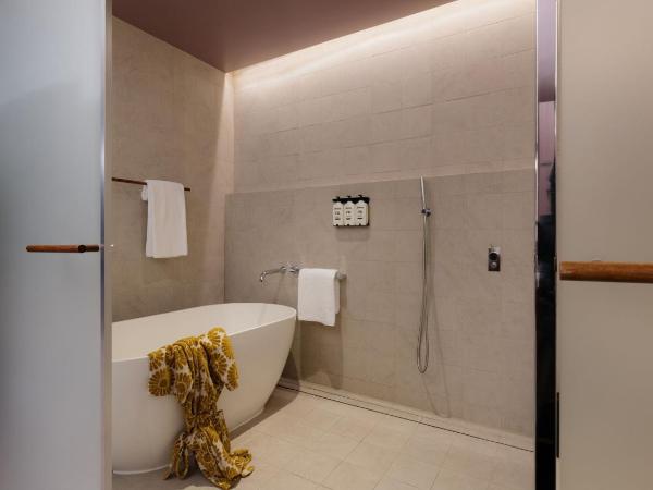 Hotel Indigo Sydney Potts Point, an IHG Hotel : photo 4 de la chambre king suite with balcony and city skyline view - high floor