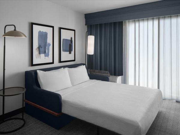 Courtyard by Marriott Phoenix West/Avondale : photo 4 de la chambre grande suite hospitalité 1 chambre lit king-size