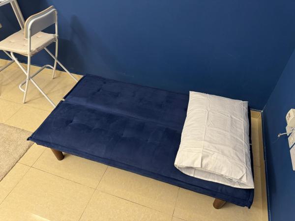 Private room in the heart of Dubai with Burj Khalifa view : photo 8 de la chambre chambre triple