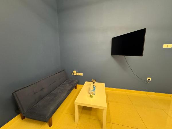 Private room in the heart of Dubai with Burj Khalifa view : photo 2 de la chambre chambre triple