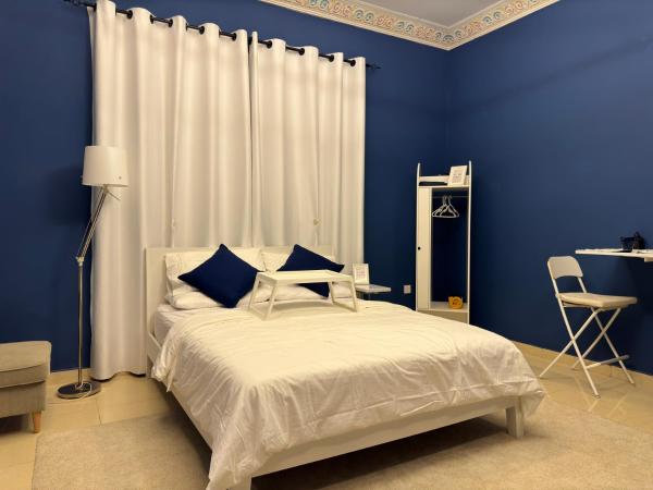 Private room in the heart of Dubai with Burj Khalifa view : photo 3 de la chambre chambre triple